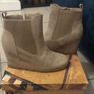 Chic Tan Wedge Ankle Boots